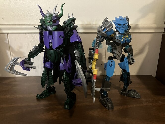 Size comparison with a Toa.